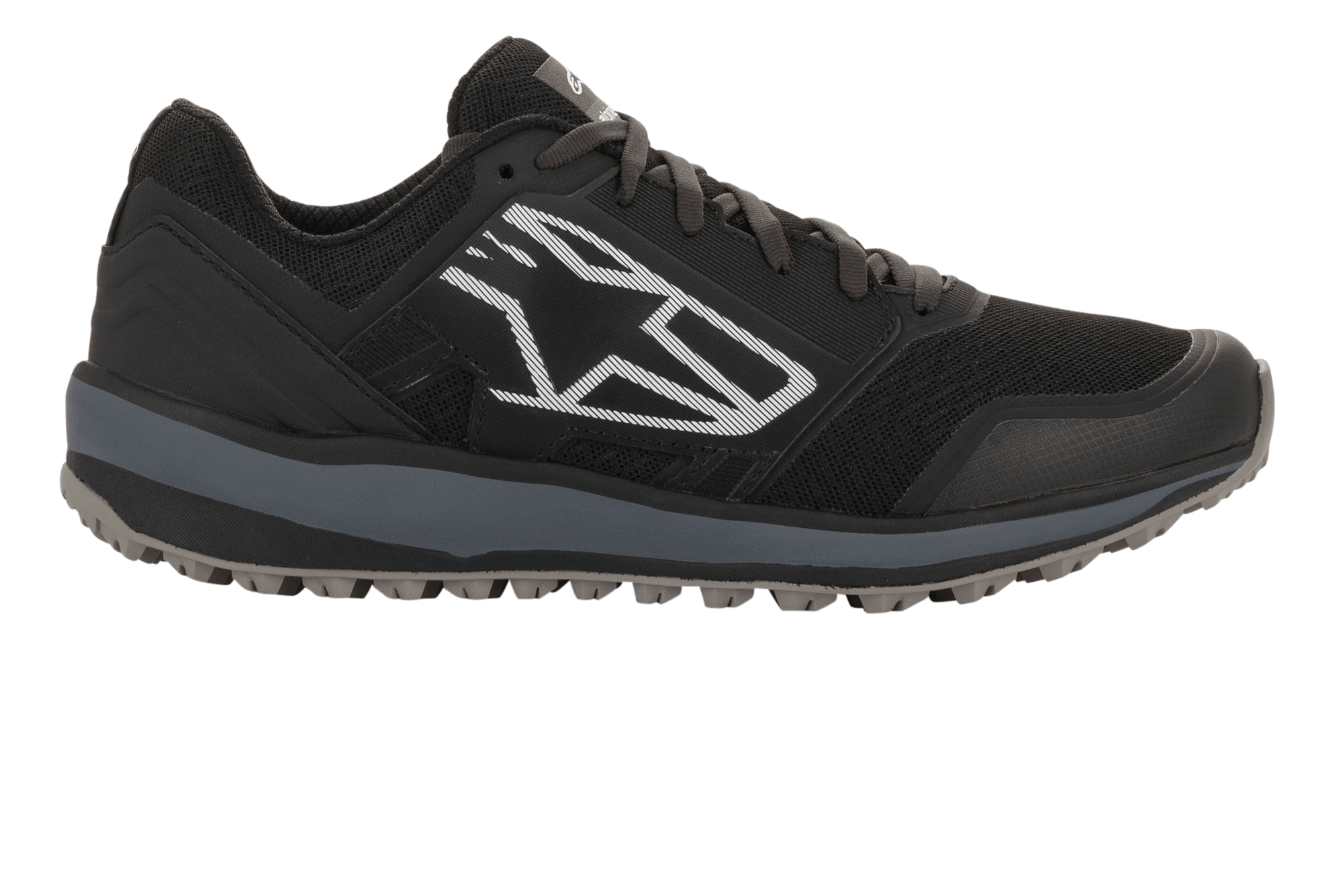 Alpinestars Meta Trail schoenen, performance hardloopschoenen, zwart en donkergrijs, zijprofiel met een groot wit geometrisch Astars-logo, mesh bovenwerk met grijze tussenzool en geprofileerde rubberen zool, casual motorsport paddock-schoeisel