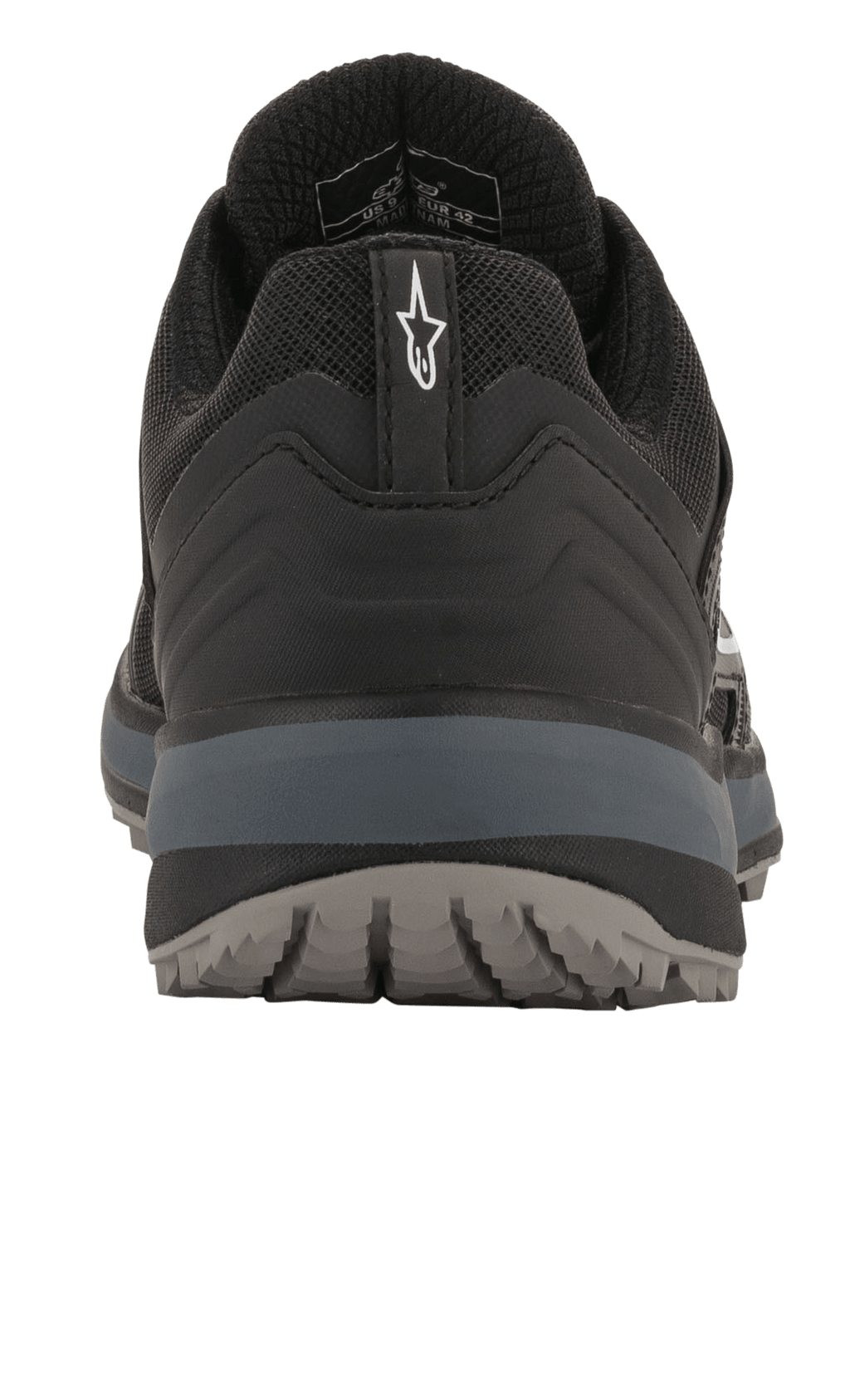 Alpinestars Meta Trail schoenen, performance hardloopschoenen, zwart en donkergrijs, achteraanzicht met hiellus en wit Astar-logo, donkergrijze tussenzool en buitenzool met textuur, casual motorsport-geïnspireerde schoenen voor de paddock