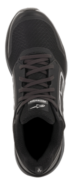 Alpinestars Meta Trail schoenen, zwart en donkergrijs, bovenaanzicht, zwart mesh bovenwerk met veters, wit Alpinestars-logo op de tong, performance paddock- en hardloopgeïnspireerd schoeisel