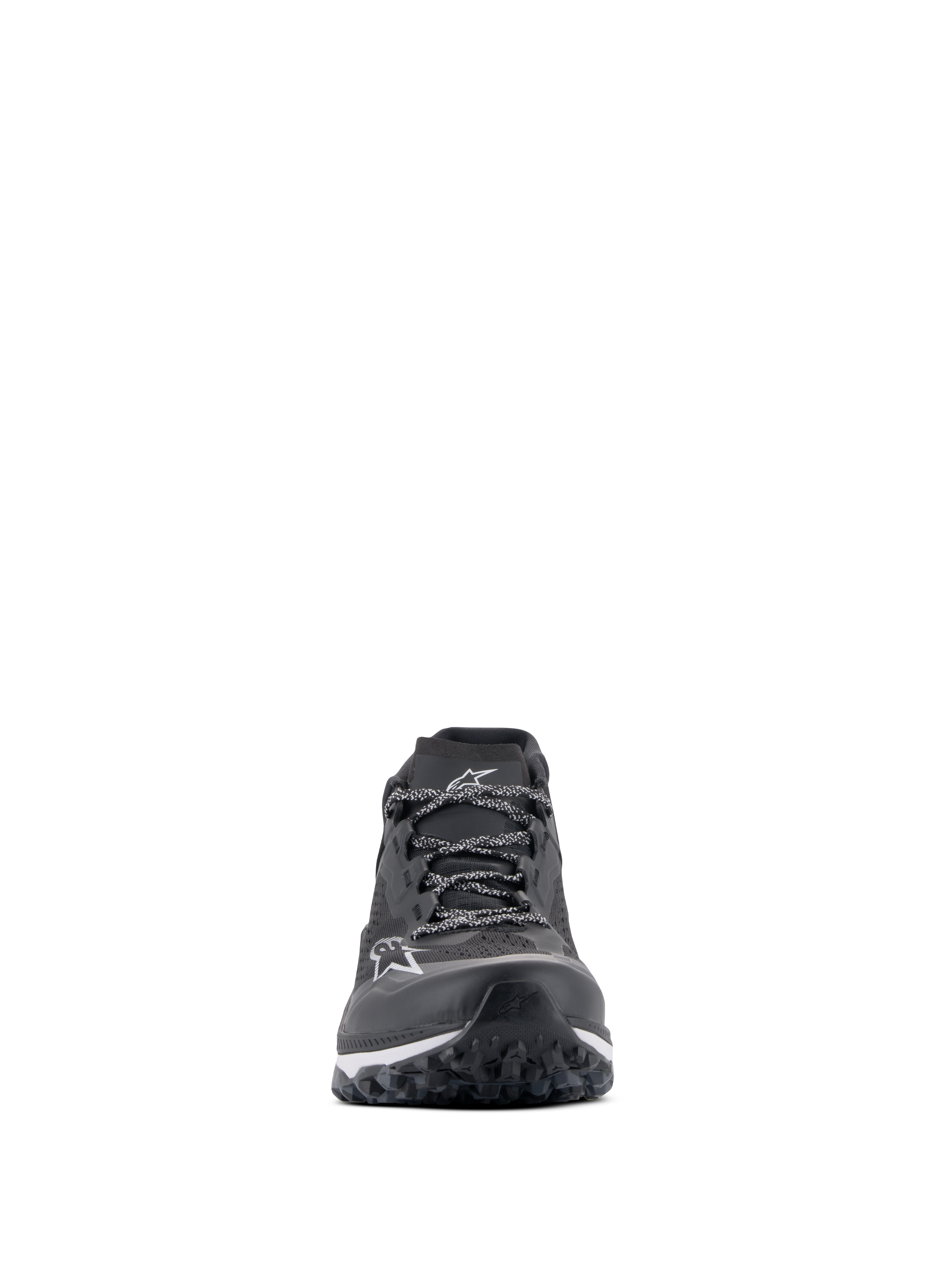 Alpinestars Meta XR V2 Schoenen, sportieve vrijetijdsschoenen, zwart, wit en donkergrijs, vooraanzicht met het technisch mesh bovenwerk, veters met patroon, wit Alpinestars-logo op de neus en een robuuste loopzool ontworpen voor grip en comfort.