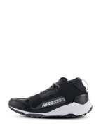 Alpinestars Meta XR V2 schoenen, sportswear schoenen, zwart, wit en donkergrijs, zijprofiel met mesh bovenwerk, witte tussenzool en robuuste buitenzool, opvallende witte Alpinestars-branding op het zijpaneel