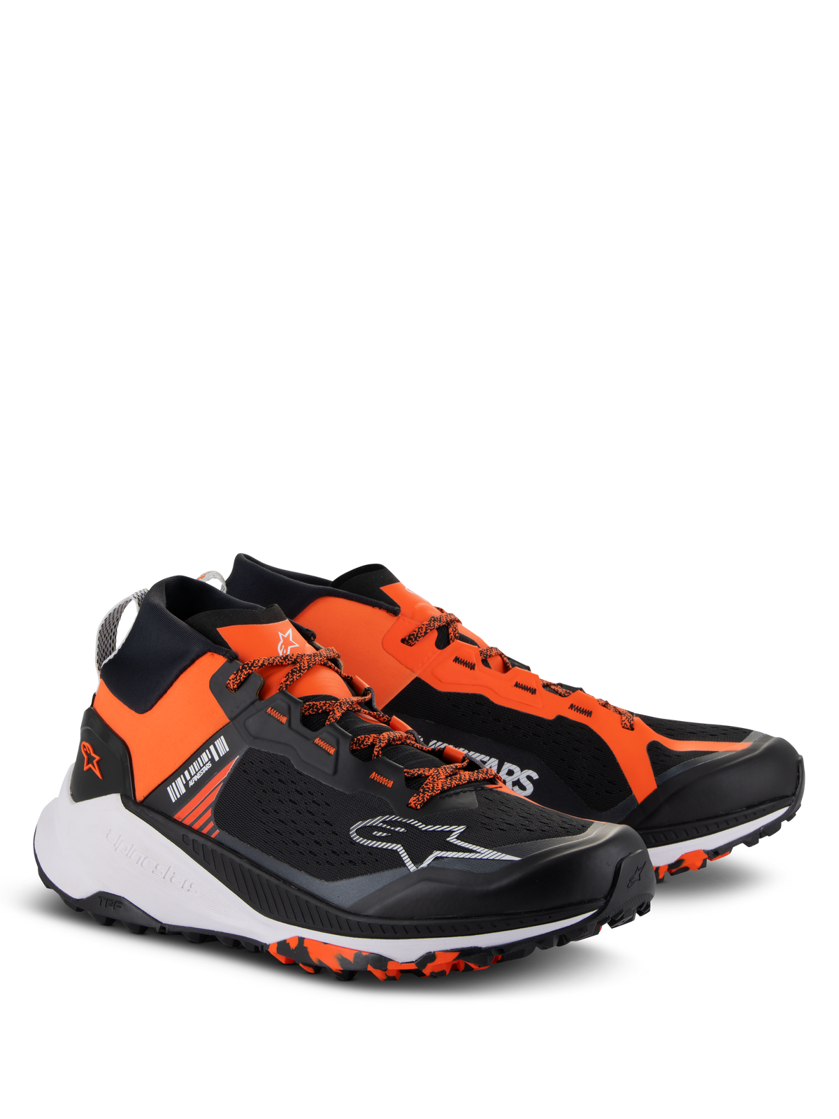 Alpinestars Meta XR V2 schoenen, sportieve vrijetijdsschoenen, zwart, oranje en wit, voorzien van een mesh bovenwerk uit één stuk, opvallende oranje panelen, oranje veters, wit Astar-logo en een robuuste rubberen zool ontworpen voor grip.