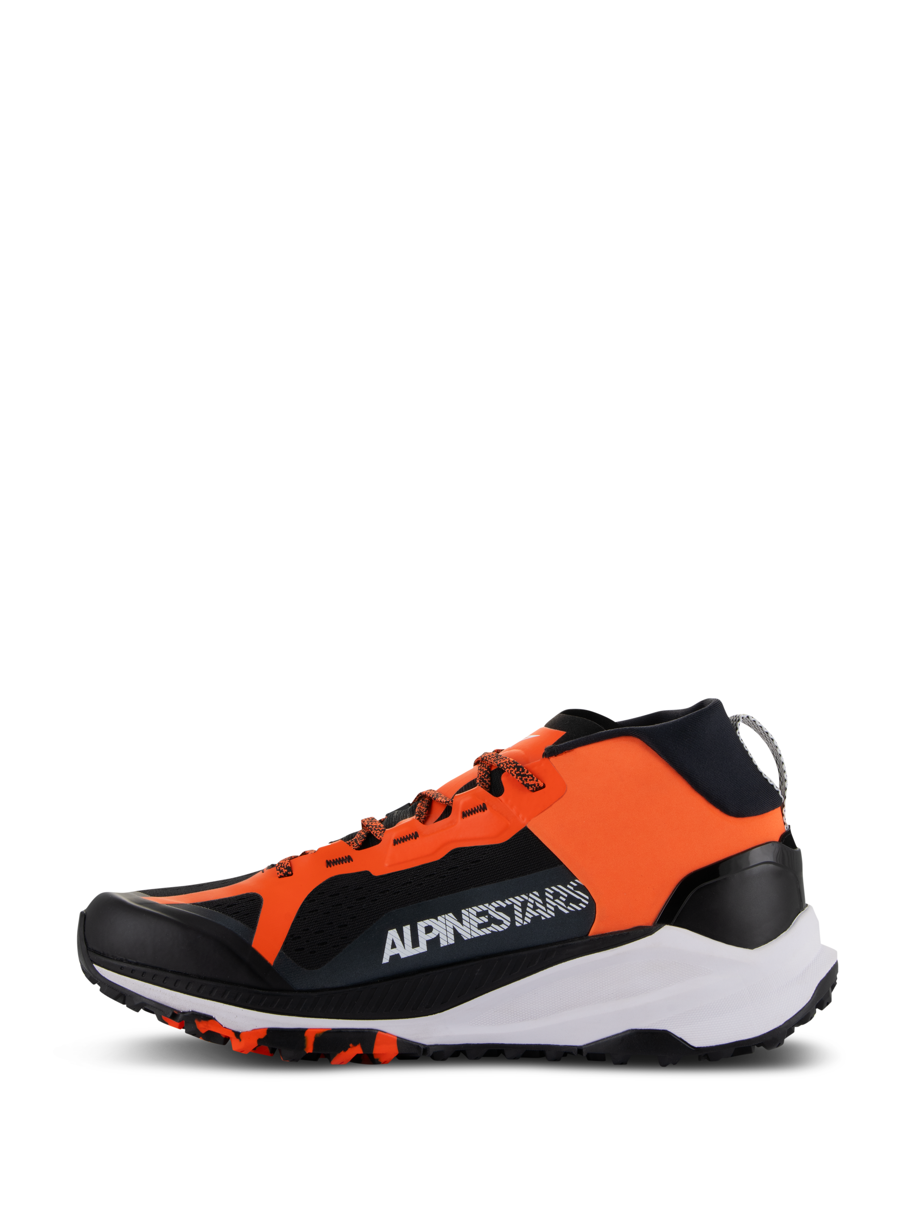 Alpinestars Meta XR V2 schoenen, sportieve vrijetijdsschoenen, zwart, oranje en wit, zijaanzicht met opvallend oranje paneel en witte merkdetails, ademend zwart mesh, dikke witte tussenzool en robuuste buitenzool met textuur.
