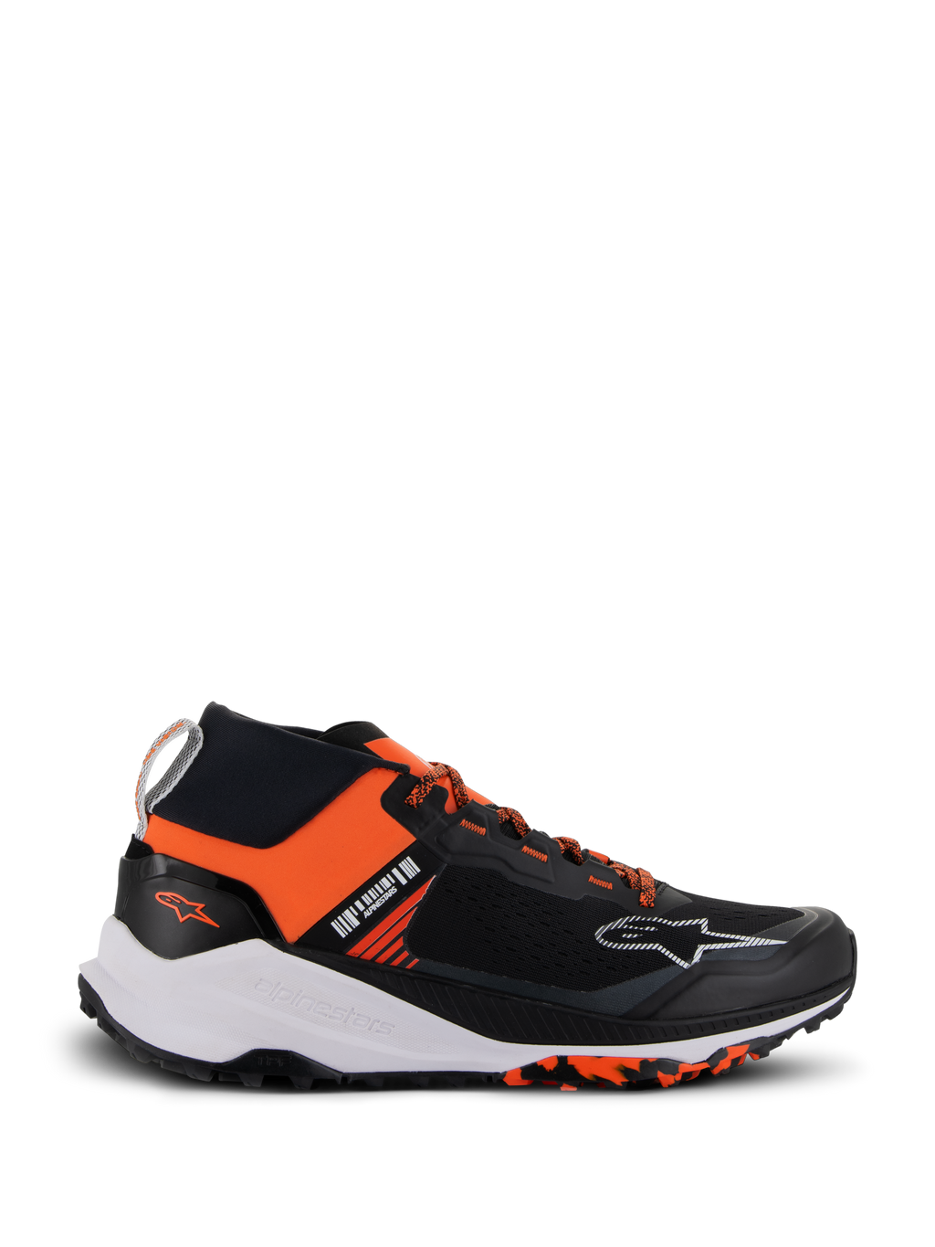 Alpinestars Meta XR V2 schoenen, sportief-casual sneakers, zwart en oranje, met een mesh bovenwerk uit één stuk, dikke witte tussenzool met Alpinestars-branding en gemarmerde rubberen loopzool, lichtgewicht atletisch ontwerp voor comfort de hele dag door en off-road grip