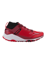 Alpinestars Meta XR V2 schoenen, sportieve vrijetijdsschoenen, helderrood en donkerrood met witte accenten, voorzien van een mesh bovenwerk uit één stuk, zwarte elastische kraag, dikke witte tussenzool en robuuste rode buitenzool met zwarte camouflagepatronen