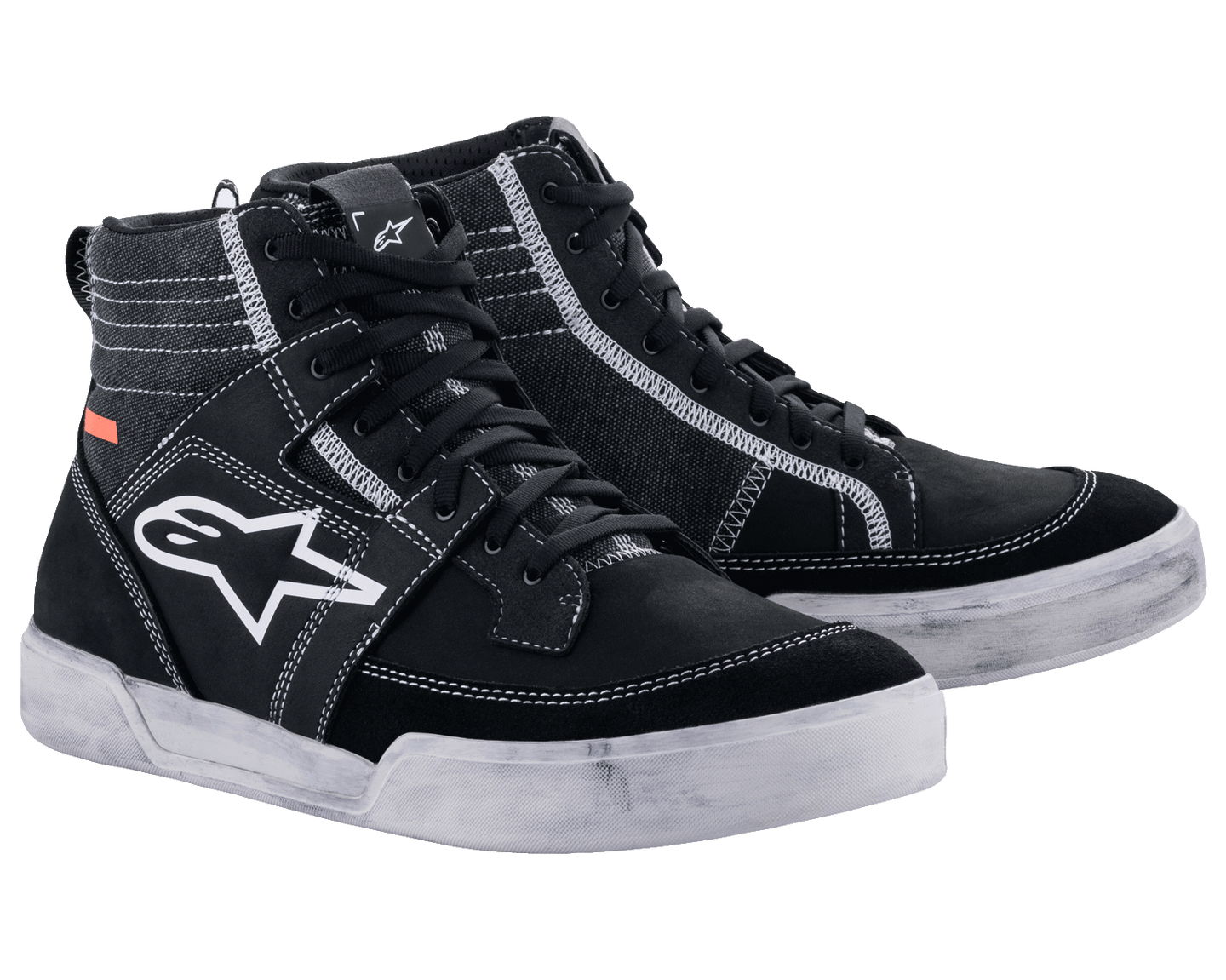 Alpinestars Ageless Riding Shoes, urban motorschoenen, zwart met witte contraststiksels en zolen, high-top sneakersilhouet met een groot wit sterlogo op de zijkant, casual beschermende uitrusting voor op de weg