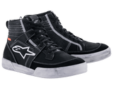Alpinestars Ageless Riding Shoes, urban motorschoenen, zwart met witte contraststiksels en zolen, high-top sneakersilhouet met een groot wit sterlogo op de zijkant, casual beschermende uitrusting voor op de weg