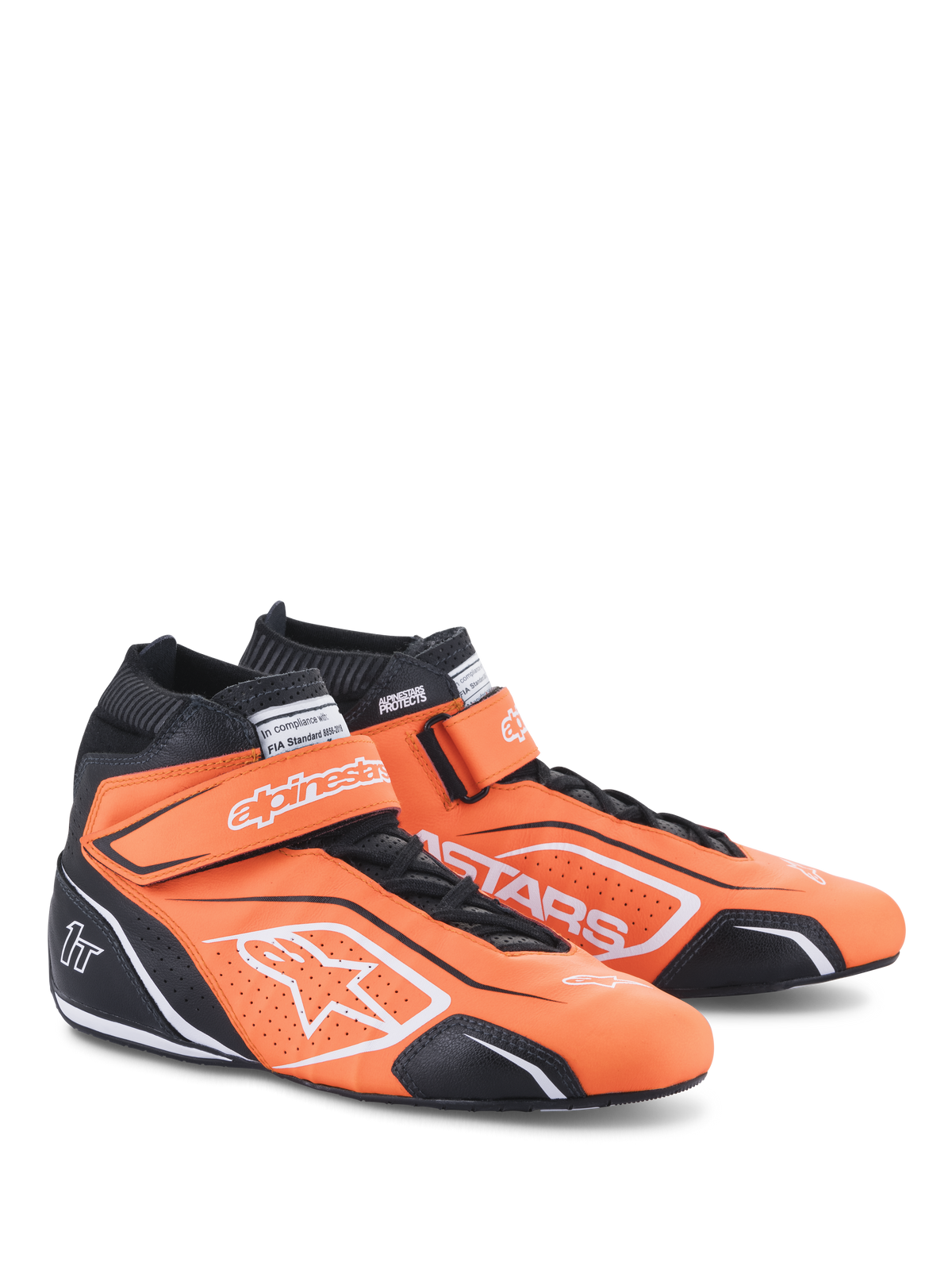 Alpinestars Tech-1 T V3 schoenen, autosportschoenen, fluo oranje zwart en wit, professionele hoge lederen schoenen met klittenbandriemen over de veters, witte Alpinestars-logo's en zwarte beschermingspanelen voor autosportprestaties.