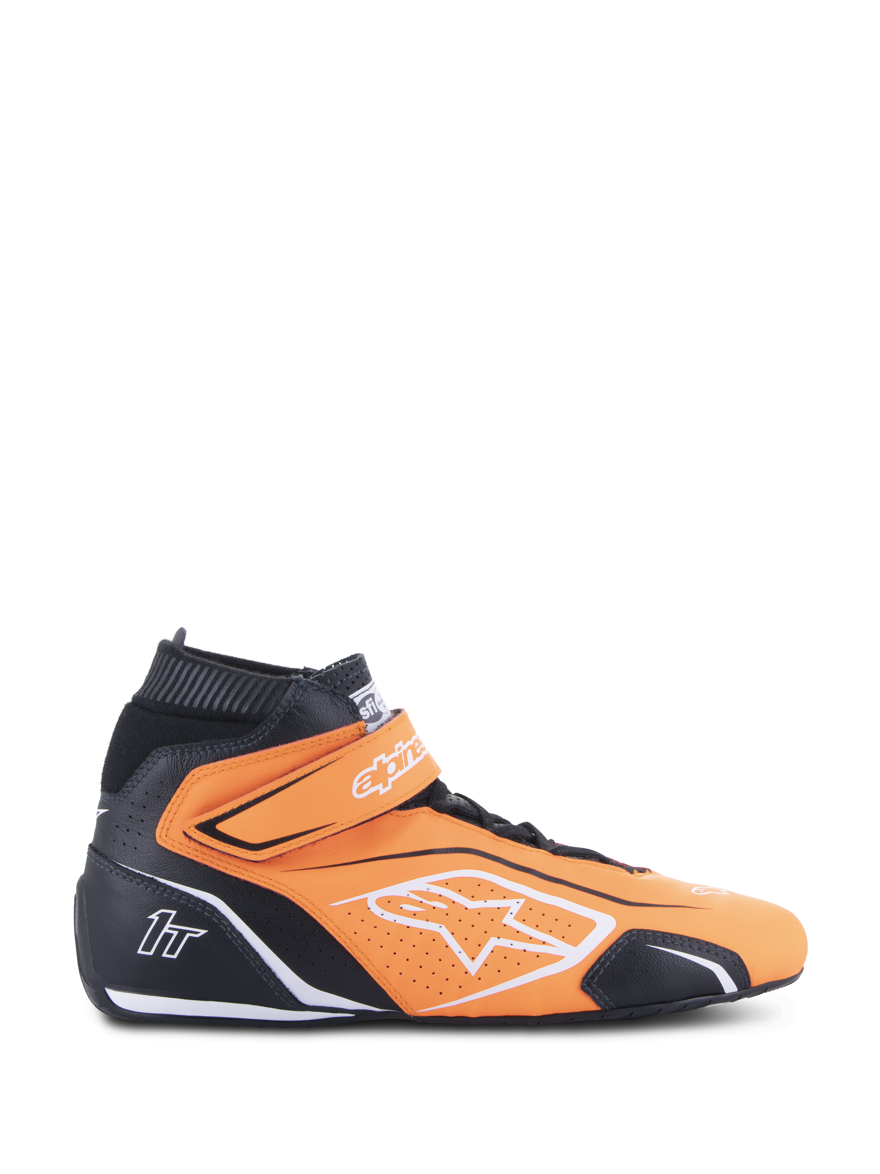 Alpinestars Tech-1 T V3 FIA racingschoenen, neon oranje en zwart, hoge motorsport schoenen met witte accenten en een klittenbandsluiting bij de enkel, geperforeerd leer voor ademend vermogen, zijaanzicht van professionele autorace-uitrusting.