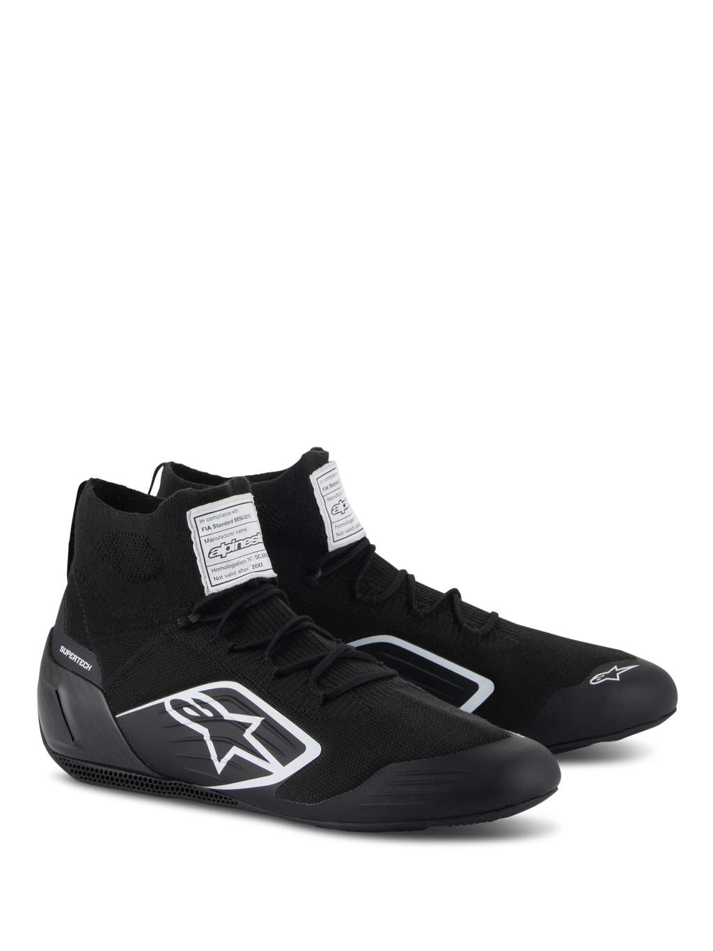 Alpinestars Supertech schoenen, autosport schoenen, zwart, voorzien van een volledig gebreid brandvertragend bovenwerk en carbon hielkap, wit Alpinestars-logo op de zijkant, FIA/SFI-certificeringslabels op de tong, professioneel motorsport-schoeisel met een strak ontwerp