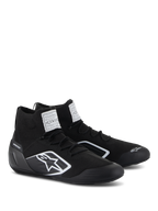Alpinestars Supertech schoenen, autosport schoenen, zwart, voorzien van een volledig gebreid brandvertragend bovenwerk en carbon hielkap, wit Alpinestars-logo op de zijkant, FIA/SFI-certificeringslabels op de tong, professioneel motorsport-schoeisel met een strak ontwerp