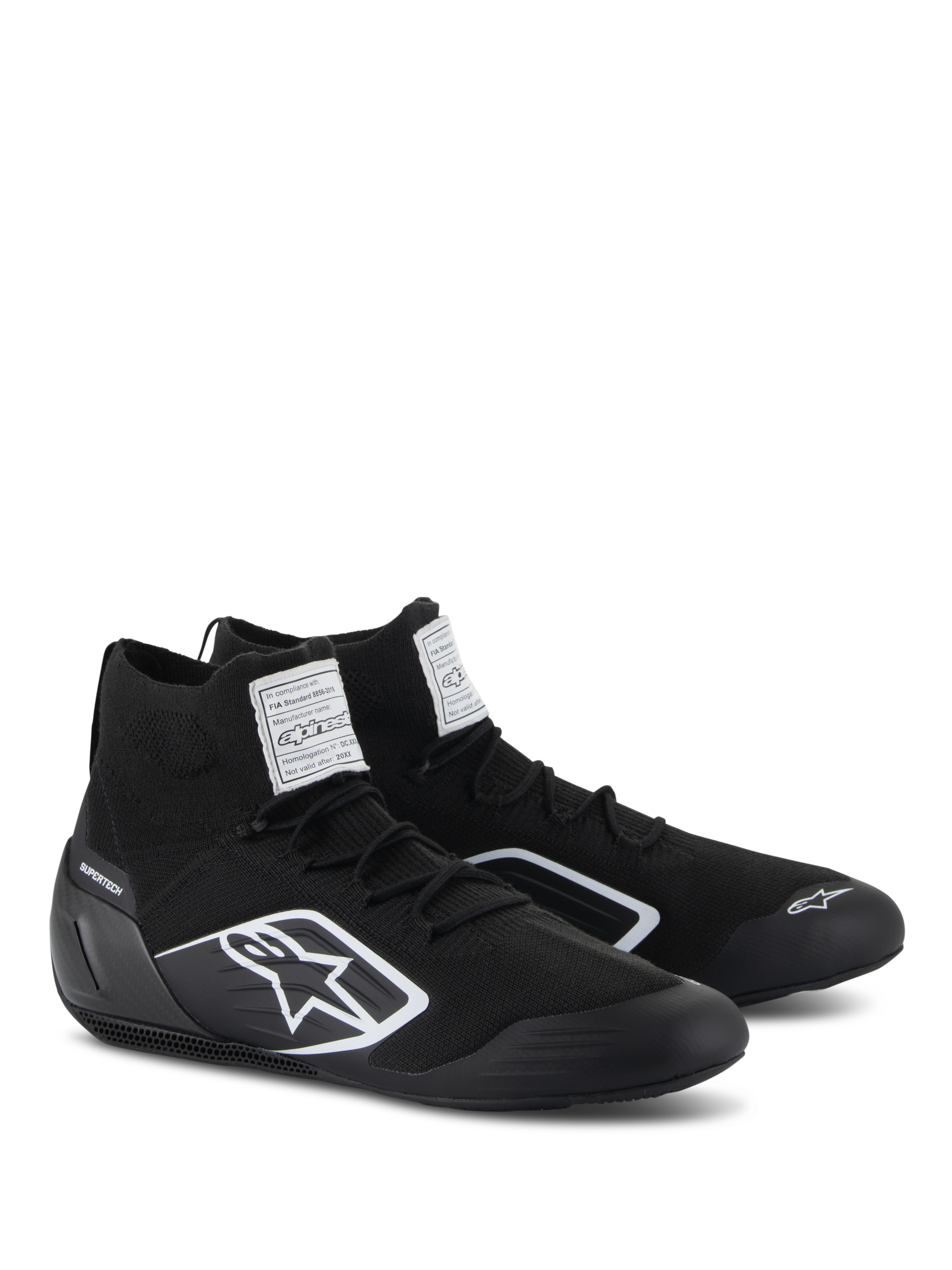 Alpinestars Supertech schoenen, autosport schoenen, zwart, voorzien van een volledig gebreid brandvertragend bovenwerk en carbon hielkap, wit Alpinestars-logo op de zijkant, FIA/SFI-certificeringslabels op de tong, professioneel motorsport-schoeisel met een strak ontwerp