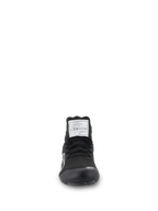 Alpinestars Supertech schoenen, autoraceschoenen, zwart, vooraanzicht met het gebreide aramide bovenwerk, wit FIA-certificeringslabel op de tong en een klein wit Astars-logo op de neus, professioneel motorsportontwerp