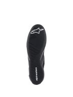Alpinestars Supertech schoenen, autoraceschoenen, zwart, onderaanzicht van de ultradunne rubberen buitenzool met wit ster-logo en alpinestars-woordmerk, met een asymmetrisch loopvlak voor pedaalgevoeligheid en grip