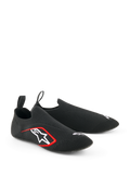 Alpinestars Tech Gaming Shoes, sim-racing schoenen, zwart, met een naadloos gebreid stretch bovenwerk, wit geborduurd logo met rode accenten, laag sokachtig ontwerp met treklussen aan de achterzijde, geoptimaliseerd voor pedaalgevoeligheid
