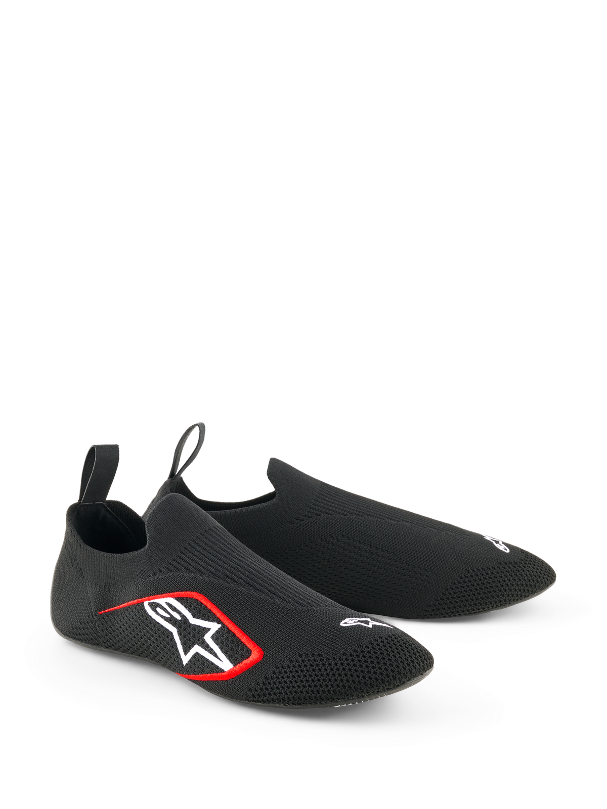 Alpinestars Tech Gaming Shoes, sim-racing schoenen, zwart, met een naadloos gebreid stretch bovenwerk, wit geborduurd logo met rode accenten, laag sokachtig ontwerp met treklussen aan de achterzijde, geoptimaliseerd voor pedaalgevoeligheid