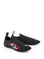 Alpinestars Tech Gaming Shoes, sim-racing schoenen, zwart, met een naadloos gebreid stretch bovenwerk, wit geborduurd logo met rode accenten, laag sokachtig ontwerp met treklussen aan de achterzijde, geoptimaliseerd voor pedaalgevoeligheid