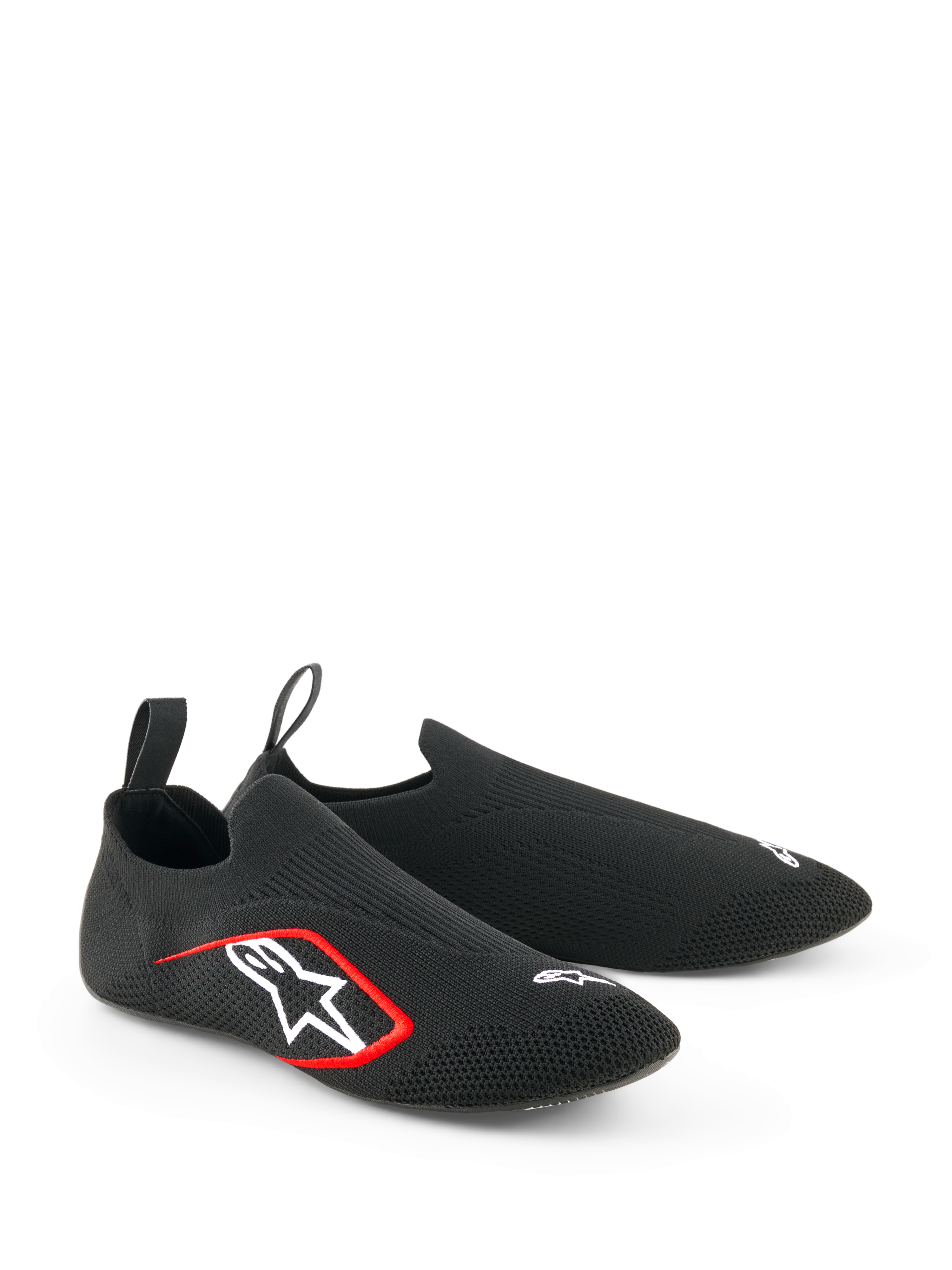 Alpinestars Tech Gaming Shoes, sim-racing schoenen, zwart, met een naadloos gebreid stretch bovenwerk, wit geborduurd logo met rode accenten, laag sokachtig ontwerp met treklussen aan de achterzijde, geoptimaliseerd voor pedaalgevoeligheid