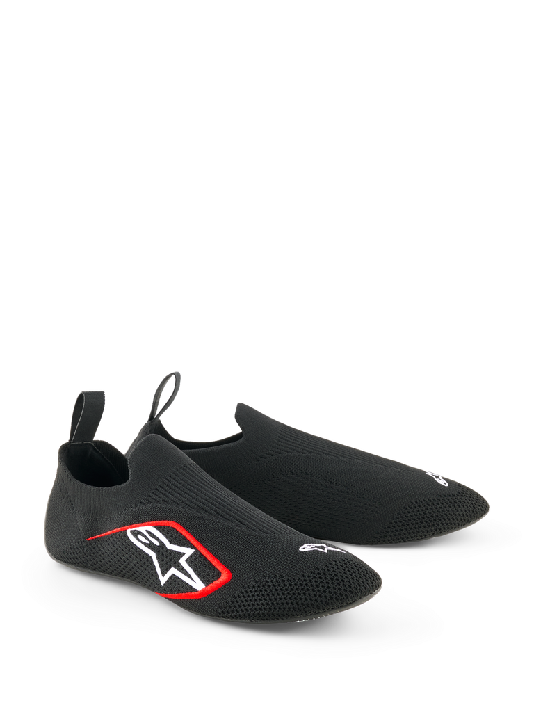 Alpinestars Tech Gaming Shoes, sim-racing schoenen, zwart, met een naadloos gebreid stretch bovenwerk, wit geborduurd logo met rode accenten, laag sokachtig ontwerp met treklussen aan de achterzijde, geoptimaliseerd voor pedaalgevoeligheid
