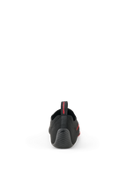 Alpinestars Tech Gaming Shoes, zwart, achteraanzicht met het naadloos gebreide bovenwerk, getextureerde rubberen hiel met ster-logo en treklus aan de achterzijde met rode branding, SIM-racing schoeisel