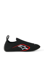 Alpinestars Tech Gaming Shoes, sim-raceschoenen, zwart, zijprofiel met naadloos gebreid stretchbovenwerk, wit Alpinestars sterlogo met rode rand, treklus aan de achterzijde, sokachtige pasvorm voor virtueel racen