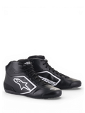 Alpinestars Tech-1 K Start V2 schoenen, kartschoenen in zwart en wit, met een lichtgewicht microvezelbovenwerk voorzien van geperforeerde ventilatiepanelen en witte Astars-logo's.