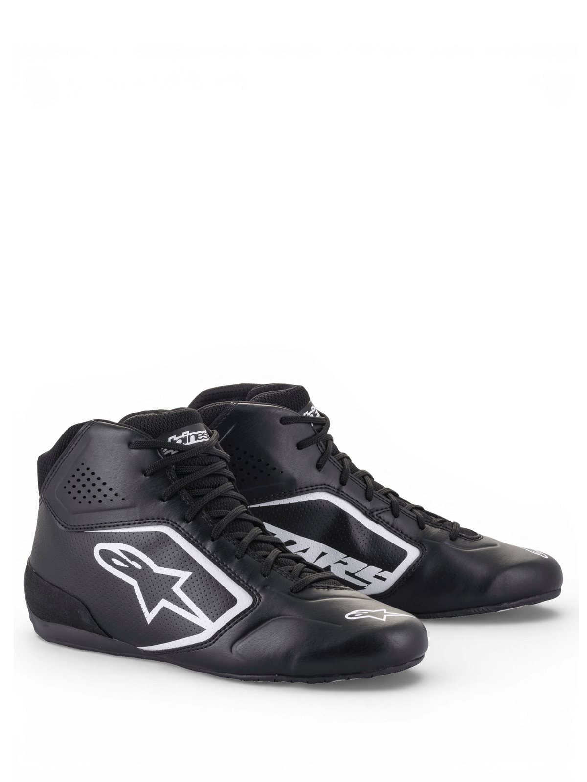 Alpinestars Tech-1 K Start V2 schoenen, kartschoenen in zwart en wit, met een lichtgewicht microvezelbovenwerk voorzien van geperforeerde ventilatiepanelen en witte Astars-logo's.