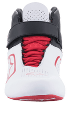 Alpinestars Tech-1 K V2 schoenen, kartschoenen, wit zwart en rood, vooraanzicht met rode veters en een zwarte verstelbare klittenbandsluiting, geperforeerde witte tong voor luchtstroom, gestroomlijnd en ademend ontwerp voor racing.