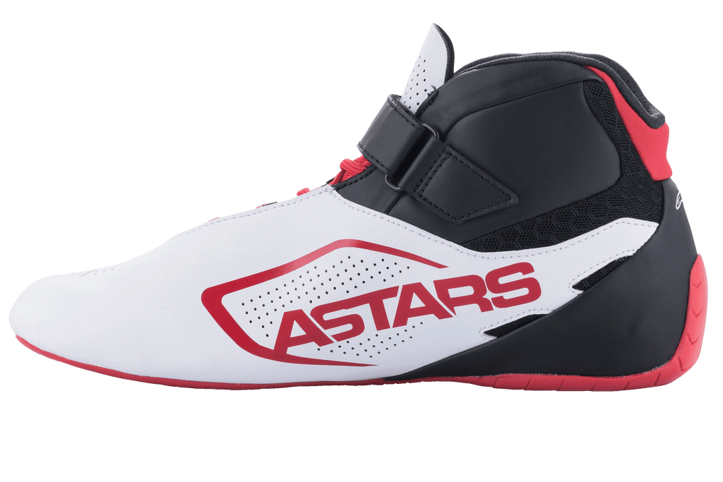 Alpinestars Tech-1 K V2 schoenen, kartschoenen, wit, zwart en rood, zijaanzicht met rode ASTARS-branding op een wit geperforeerd paneel, zwart bovenwerk met klittenbandsluiting en rode veters, dunne rode zool voor precisie tijdens het rijden