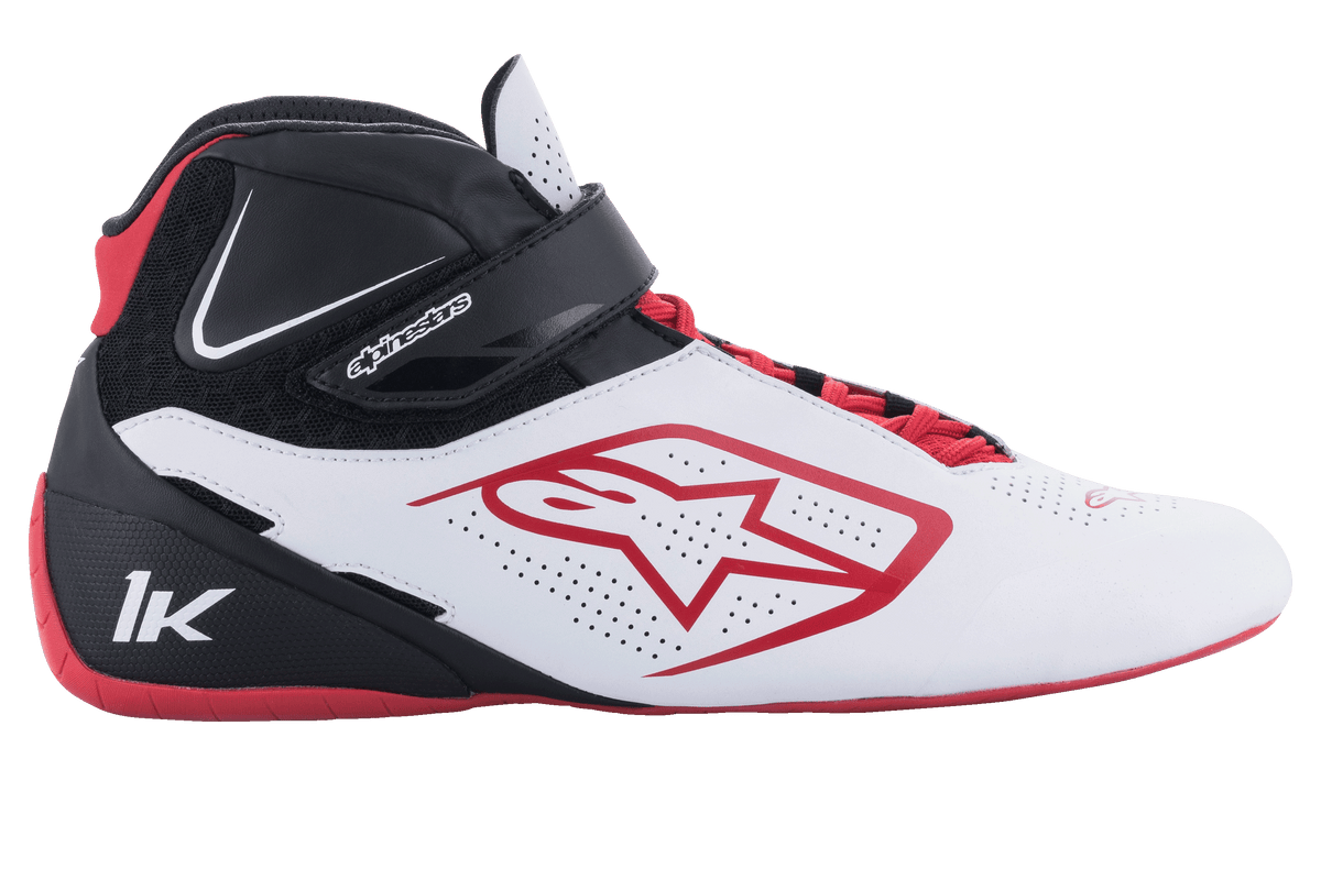 Alpinestars Tech-1 K V2 schoenen, kartschoenen, wit, zwart en rood, zijaanzicht met geperforeerde witte panelen, rood sterlogo, zwarte enkelband en rode veters, gespecialiseerd motorsport schoeisel