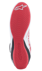 Alpinestars Tech-1 K V2 schoenen, kartschoenen, wit, zwart en rood, gedetailleerd onderaanzicht van de rode rubberen zool met textuur voorzien van het Alpinestars-logo en reliëfopdruk, ontworpen voor maximale grip en tactiel gevoel