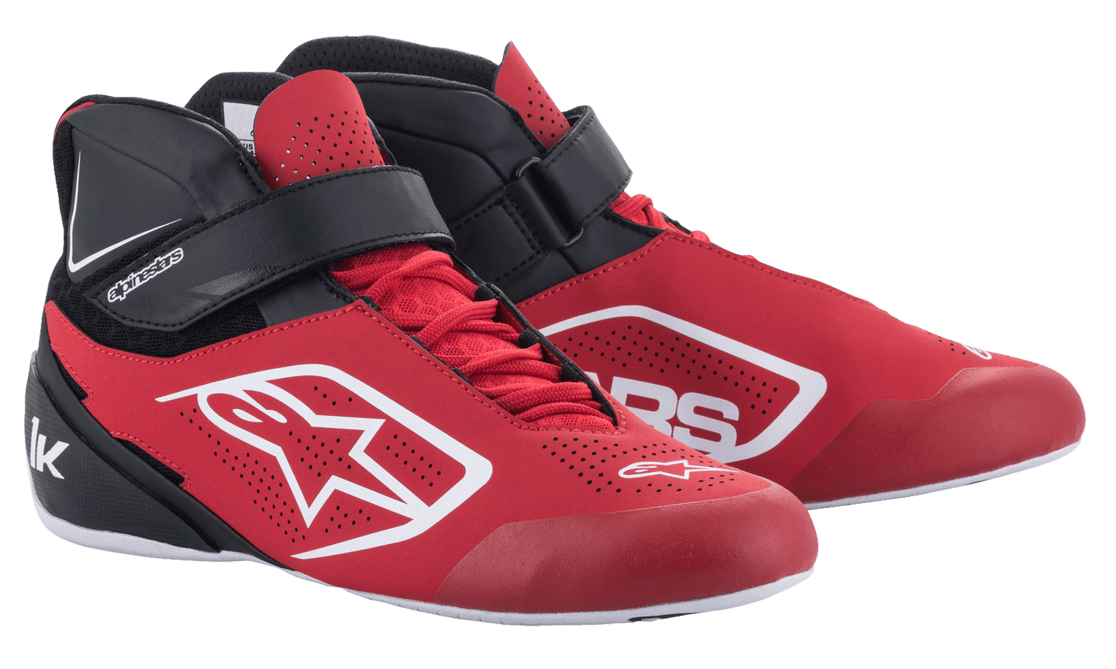 Alpinestars Tech-1 K V2 kartschoenen, rood, zwart en wit, halfhoge raceschoenen met rode veters en zwarte klittenbandsluiting bij de enkel, geperforeerd microvezel bovenwerk met witte Alpinestars-logo's, ergonomisch ontwerp voor professioneel karten