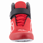 Alpinestars Tech-1 K V2 schoenen, kartschoenen, rood, zwart en wit, vooraanzicht met een zwarte klittenband enkelband en rode veters, geperforeerd rood bovenwerk met witte Astars-logo's, ergonomisch ontwerp voor kartracing