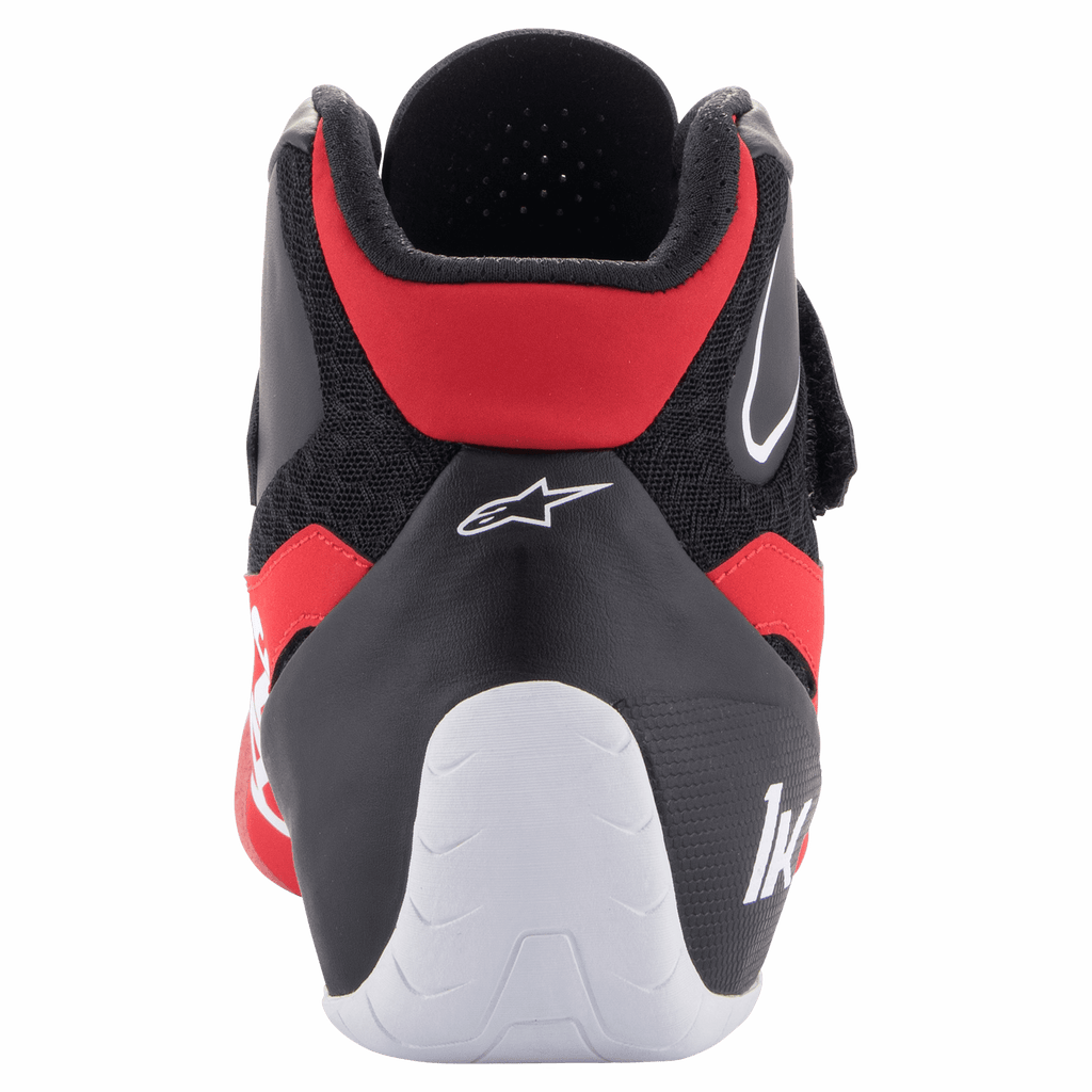 Alpinestars Tech-1 K V2 Schoenen, kartschoenen, rood zwart en wit, achteraanzicht met de laag uitgesneden Achilles-kraag, witte hielomsluiting met "1K"-logo en Alpinestars sterlogo op het zwarte bovenwerk