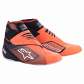 Alpinestars Tech-1 KZ V2 schoenen, karting raceschoenen, zwart en oranje fluo, hoog model met gebreid bovenwerk en wit Astars-logo, zwarte mesh-panelen, getextureerde overlays, dunne witte zolen, dubbele klittenbandsluitingen, aerodynamisch prestatieschoeisel