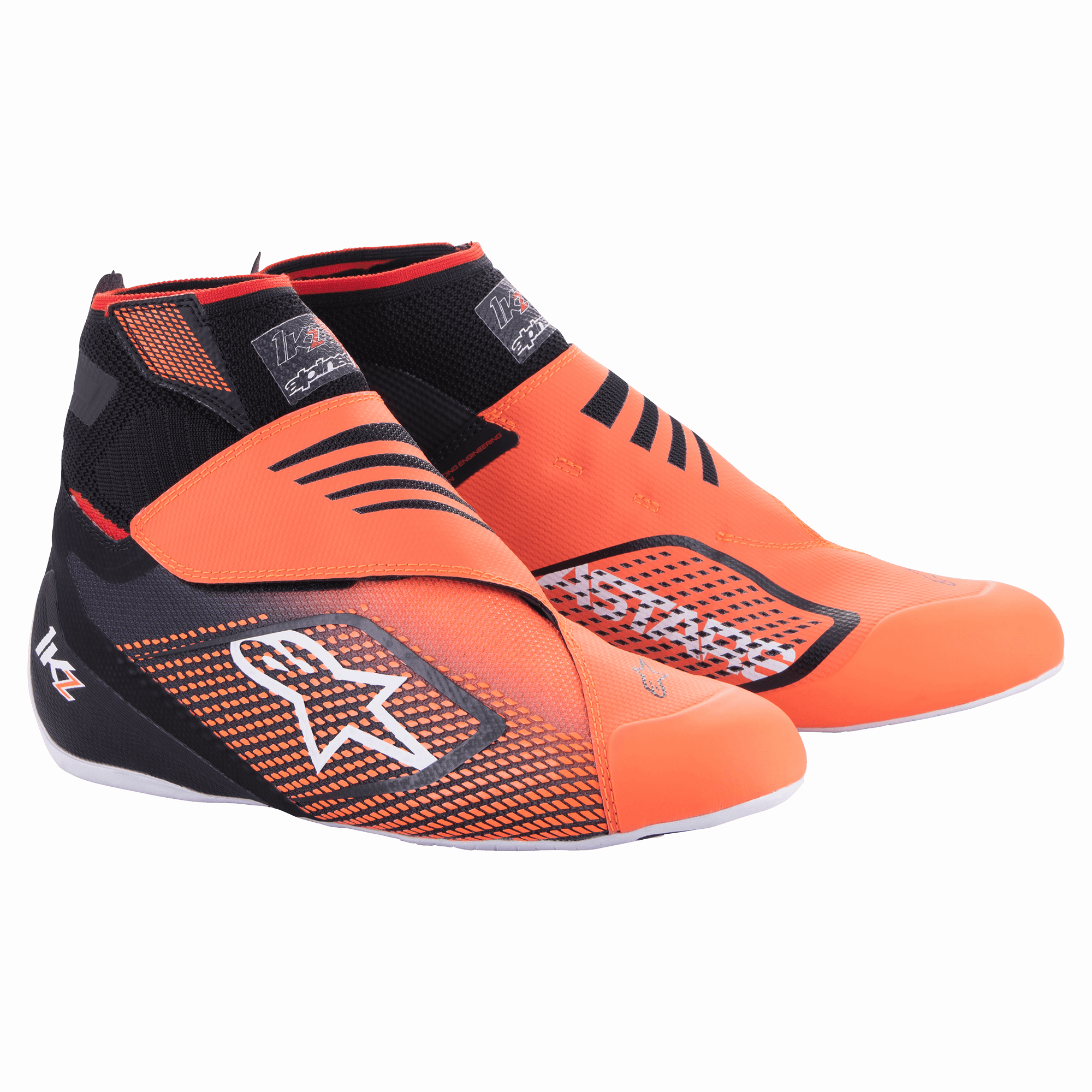 Alpinestars Tech-1 KZ V2 schoenen, karting raceschoenen, zwart en oranje fluo, hoog model met gebreid bovenwerk en wit Astars-logo, zwarte mesh-panelen, getextureerde overlays, dunne witte zolen, dubbele klittenbandsluitingen, aerodynamisch prestatieschoeisel
