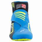 Alpinestars Tech-1 KZ V2 schoenen, karting schoenen, Black Enamel Blue en Yellow Fluo, vooraanzicht met het naadloze gebreide bovenwerk, opvallende blauwe band met gele accenten en zwarte enkelkraag.