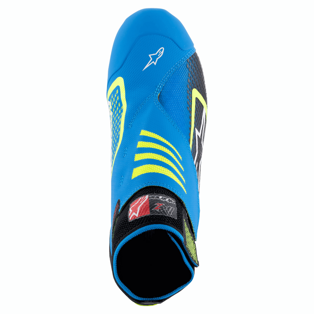 Alpinestars Tech-1 KZ V2 schoenen, kartschoenen, zwart, enamel blauw en geel fluo, bovenaanzicht met het naadloos gebreide bovenwerk, Alpinestars-logo op de neus en elastische kraag voor een stevige pasvorm.
