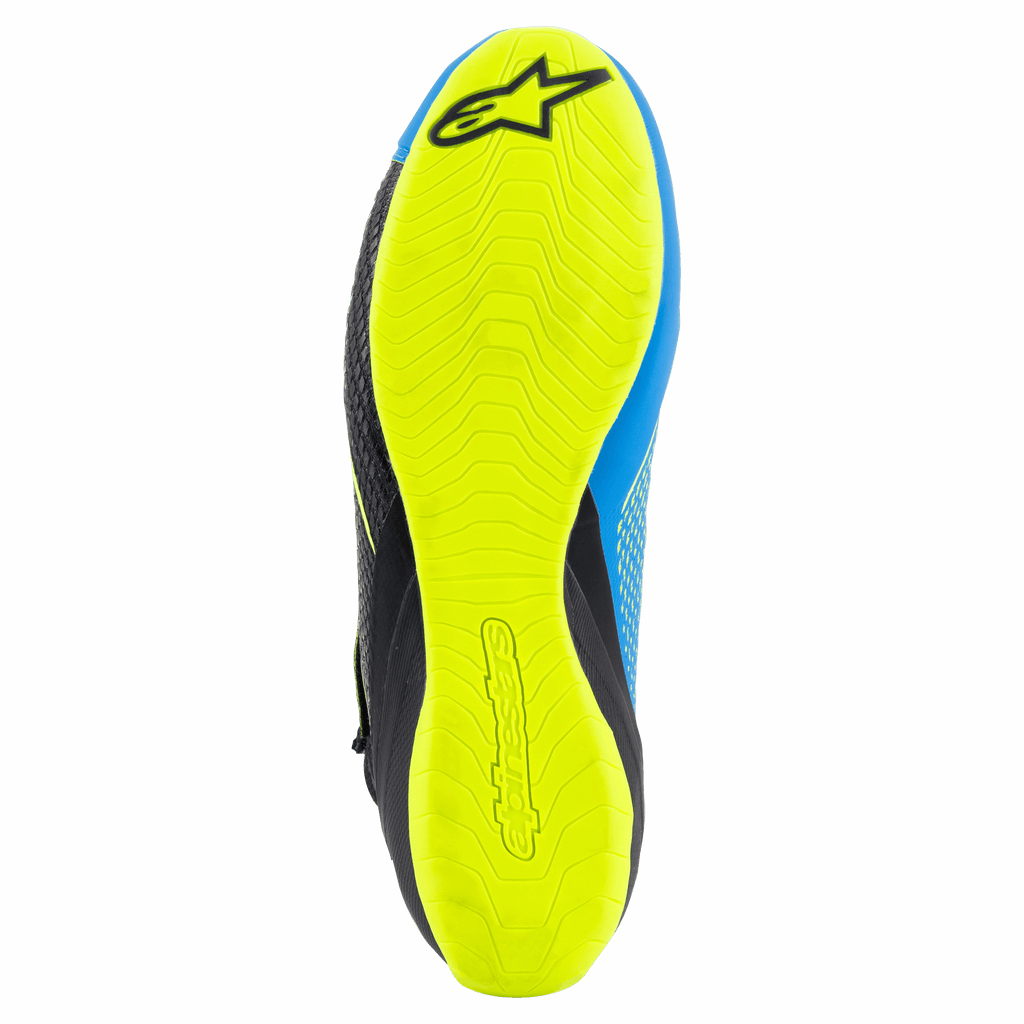 Alpinestars Tech-1 KZ V2 kartschoenen, Black Enamel Blue en Yellow Fluo, onderaanzicht van de dunne fluogele rubberen buitenzool, getextureerd grippatroon met Alpinestars-logo's, ontworpen voor pedaalgevoeligheid
