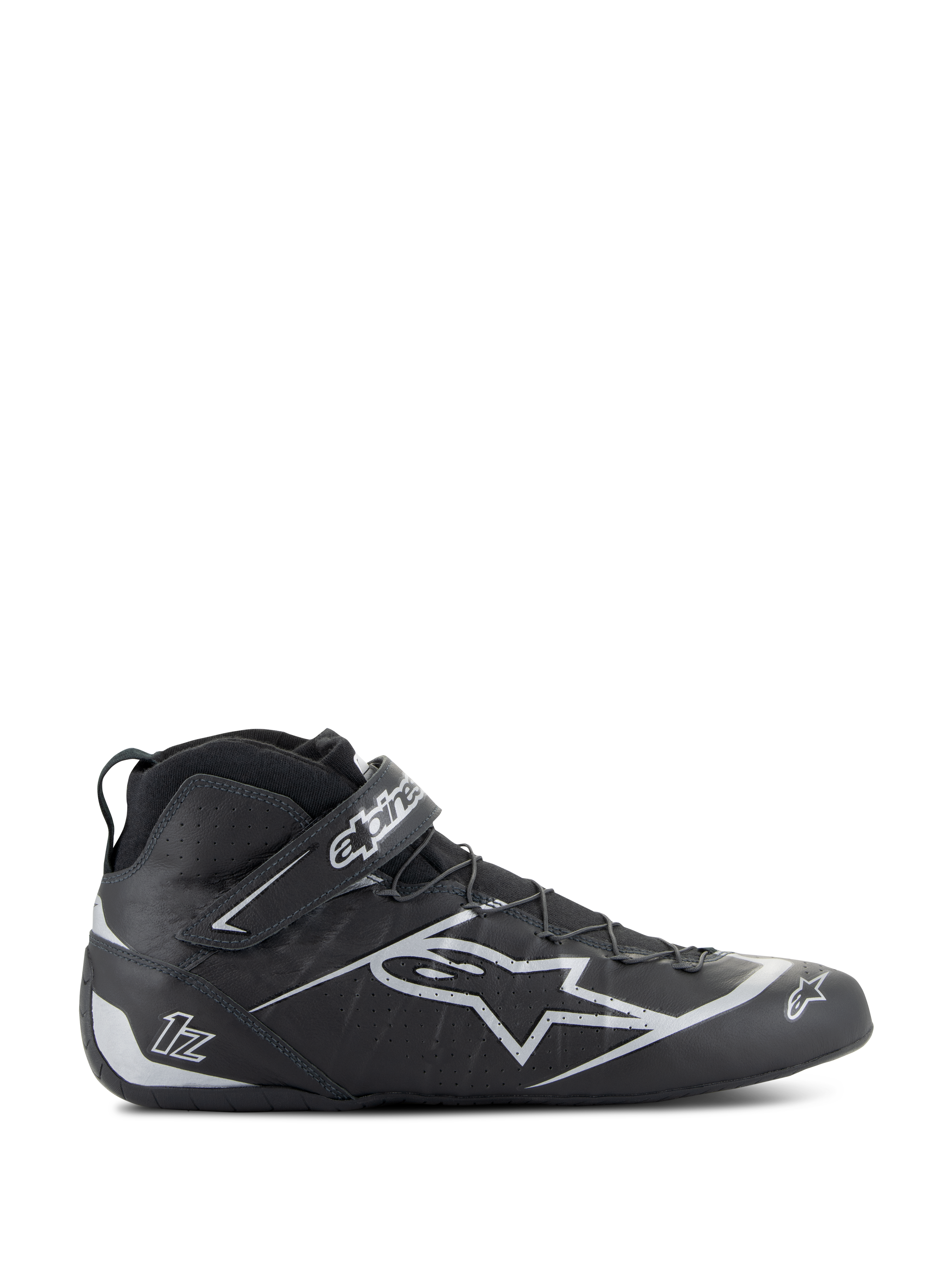 Alpinestars Tech-1 Z V3 schoenen FIA, zwart-zilveren autoraceschoenen, zijprofiel van hoog model met zilveren sterlogo, geïntegreerde klittenbandsluiting, snelvetersysteem, geperforeerde lederen panelen voor ademend vermogen, professionele FIA-gecertificeerde motorsportschoenen