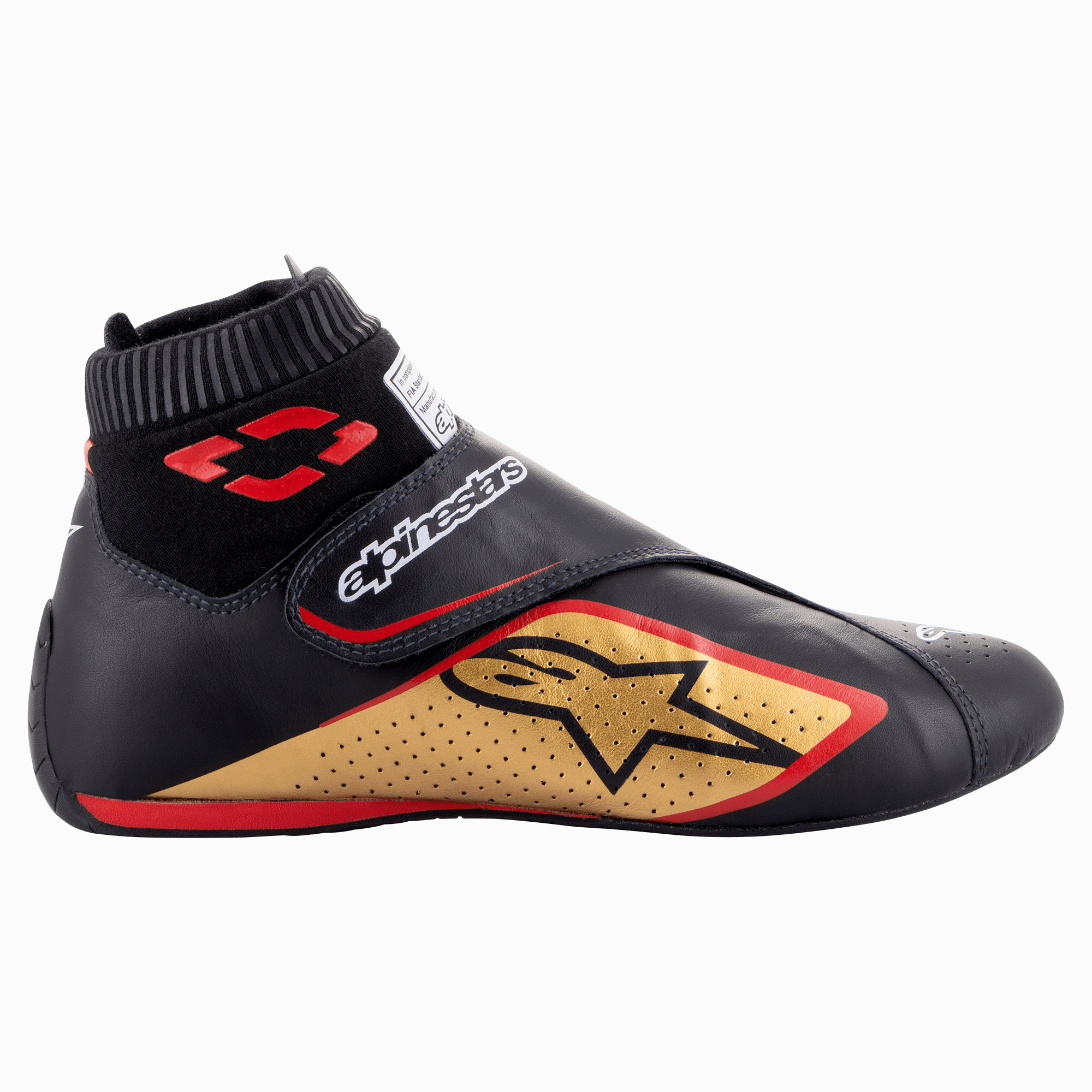 Alpinestars Supermono V2 FIA schoenen, autoraceschoenen, zwart met goud en rood, zijaanzicht met lederen constructie en geperforeerde panelen, groot goudkleurig sterlogo, elastische sok-achtige brandwerende kraag en klittenbandsluiting.