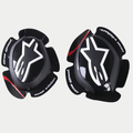 Alpinestars GP Pro Knieschuivers, zwart, met wit Alpinestars sterlogo, 'one goal. one vision.' tekst op de randen, rode accentstreep op getextureerde vleugels, anatomisch gevormde polymeercompound voor motorrace-uitrusting