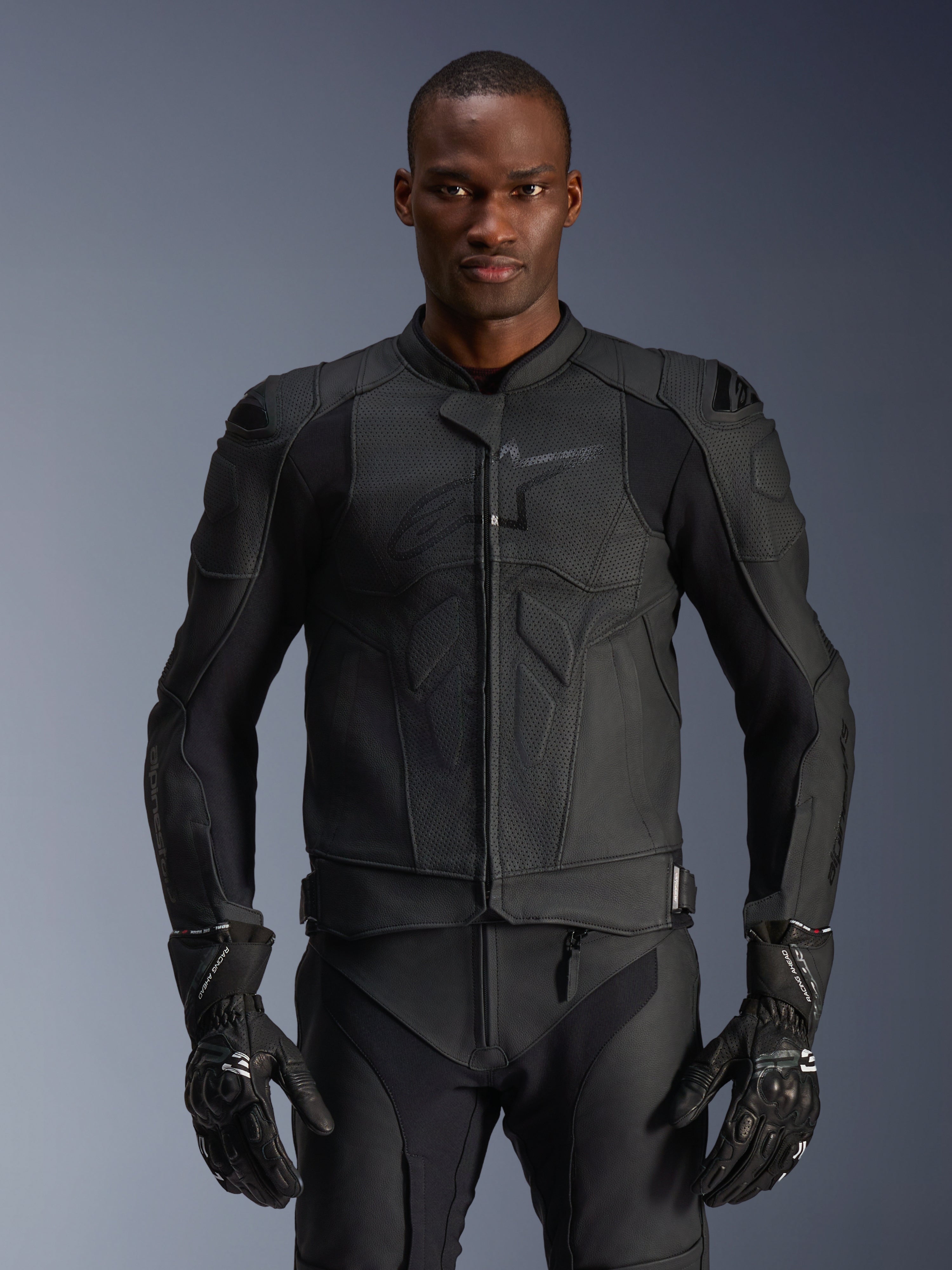 Alpinestars Dusk Airflow Leren Jas, zwarte motorjas, geperforeerd leer met beschermende padding op de schouders, nauwsluitend ontwerp, gedragen met bijpassende zwarte beschermende handschoenen