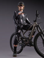 Alpinestars A-Dura Ride zwart camo jersey en shorts set, gedragen door een mountainbiker met helm en kniebeschermers.
