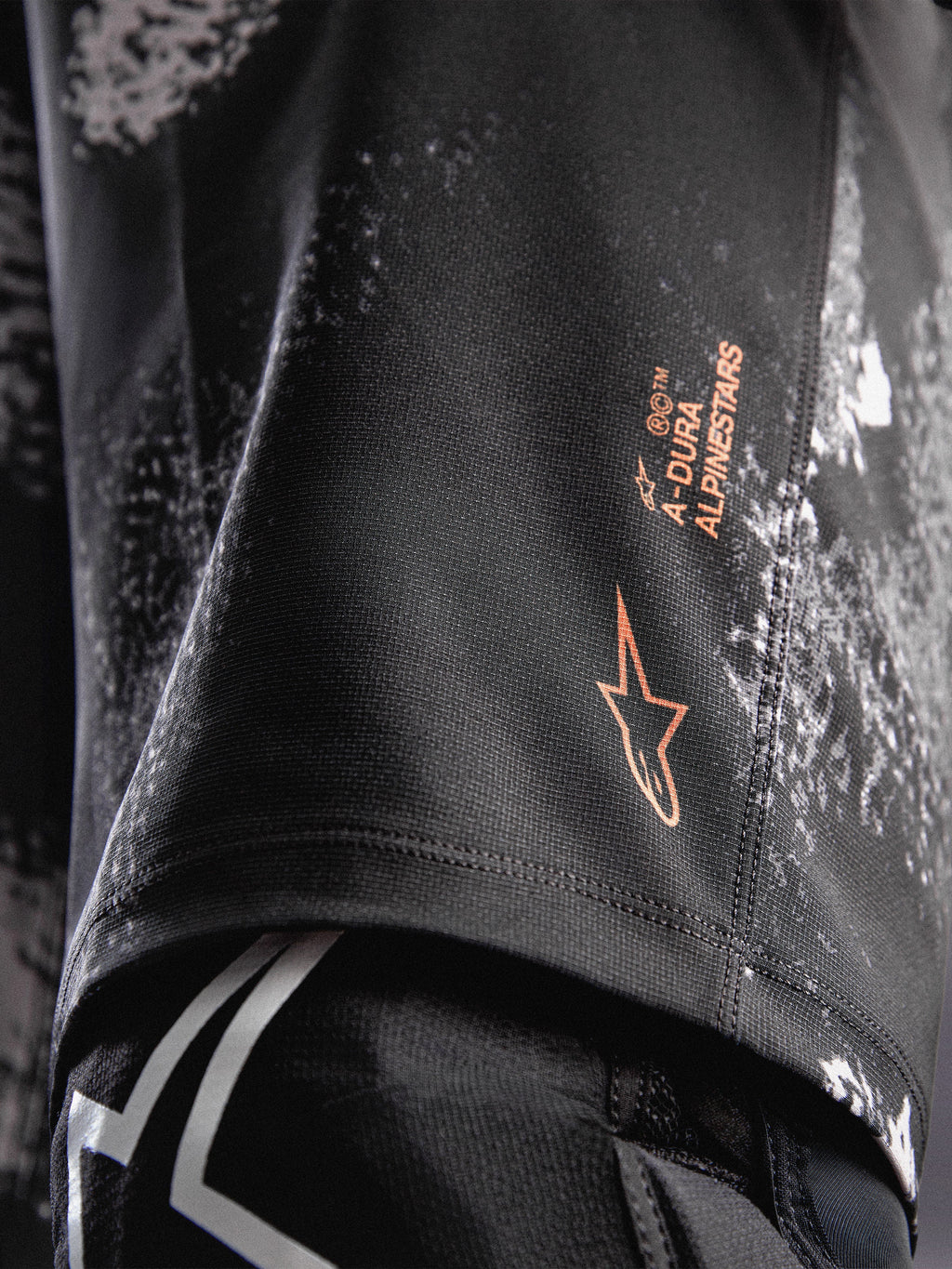 A-Dura Ride shorts in Black Camo met oranje Alpinestars-logo op duurzame 4-way stretch geweven stof voor MTB.