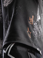 A-Dura Ride shorts in Black Camo met oranje Alpinestars-logo op duurzame 4-way stretch geweven stof voor MTB.