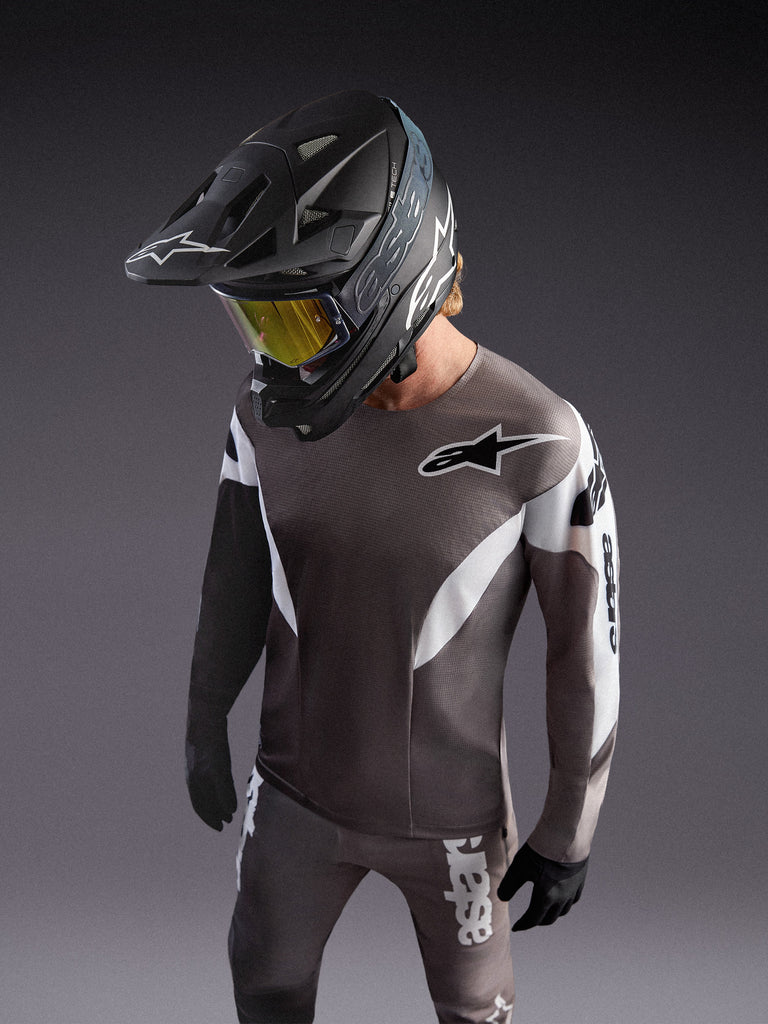 MTB-rijder in A-Supra Elite Trui, Faded Gray, lichtgewicht micro-geperforeerd shirt met racing-graphics en ASTARS-logo.