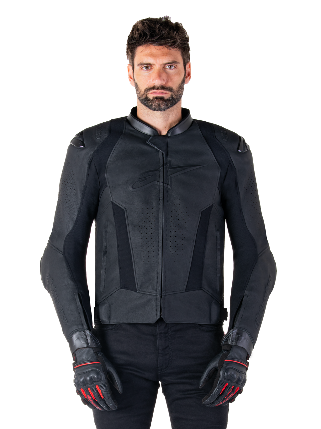 Alpinestars Missile V3 leren motorjas, zwarte motorracing jas, gedragen door model met bijpassende zwarte handschoenen en broek, voorzien van geperforeerd leer voor ventilatie, externe schoudersliders en een strak sportief ontwerp