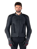 Alpinestars Missile V3 leren motorjas, zwarte motorracing jas, gedragen door model met bijpassende zwarte handschoenen en broek, voorzien van geperforeerd leer voor ventilatie, externe schoudersliders en een strak sportief ontwerp