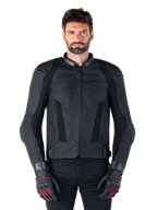 Alpinestars Missile V3 leren motorjas, zwarte motorracing jas, gedragen door model met bijpassende zwarte handschoenen en broek, voorzien van geperforeerd leer voor ventilatie, externe schoudersliders en een strak sportief ontwerp